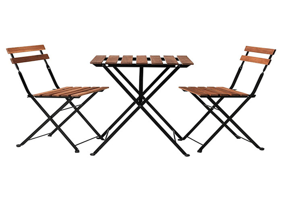 Uma tabela e duas cadeiras ajustaram a dobradura de madeira do quadro do metal da parte superior do jardim exterior