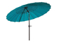 Os guarda-chuvas impermeáveis do mercado encalham o guarda-chuva do parasol do jardim do pátio